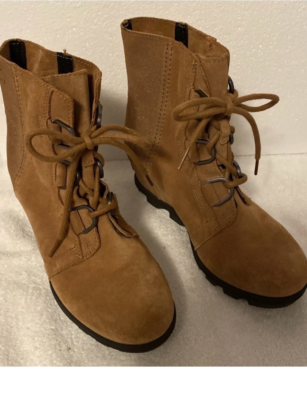 Sorel Joan of Arctic Wedge II
Bootie Boots Leather
Suede Glitter Size 5. US